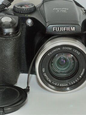 Fujifilm FinePix S700 Compact Digital Camera in Black